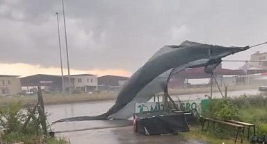 Adana'da kuvvetli rüzgar ve yağış ekili oldu, seralar zarar gördü