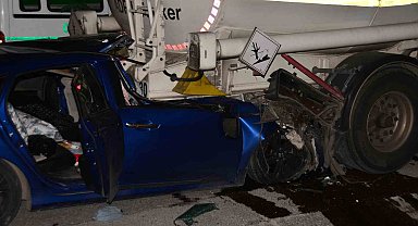 Adana'da otomobil tıra çarptı: 1 ölü, 2 yaralı