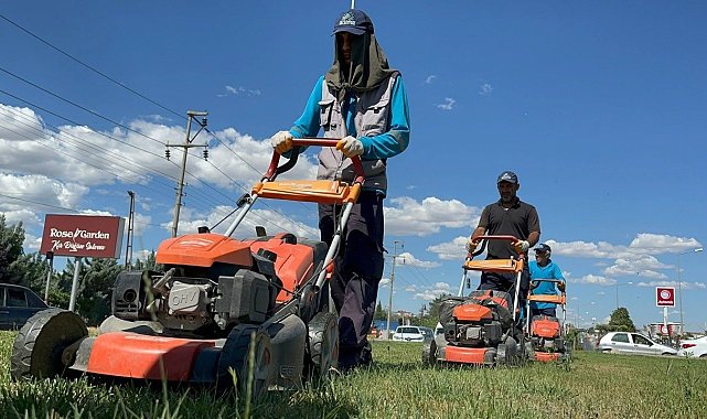 Adıyaman'da park ve bahçelere yaz bakımı