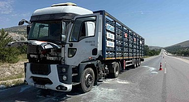 Afyonkarahisar'da Aygaz marka tüp yüklü tırın motorunda yangın