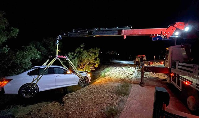 Ağaçlık alana uçan otomobilin acil çağrı sistemi ekipleri harekete geçirdi
