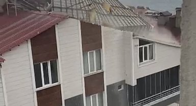 Ahlat'ta fırtına çatıları uçurdu