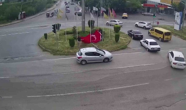 Akan trafiğe rağmen 1 dakika içerisinde Türk bayrağını yerden kaldırdılar