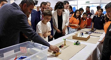 Akçadağ Belediyesi'nin desteğiyle yenilenen okul sıraları öğrencilere teslim edildi