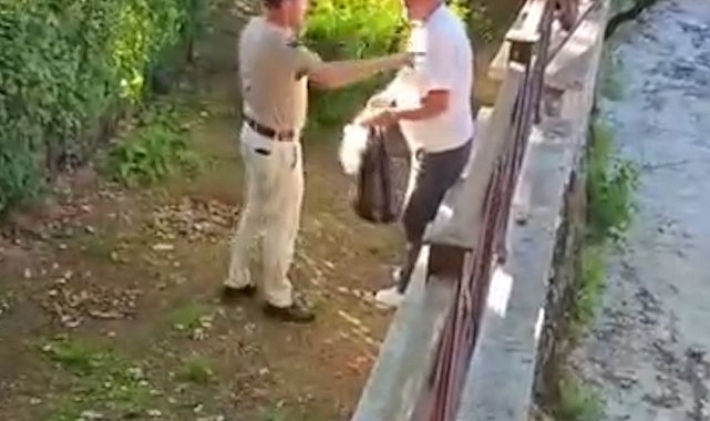 Akşemseddin Hazretleri Türbesi'nin bahçesinde içki içen şahsa vatandaşlardan teki