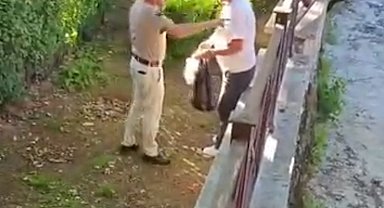 Akşemseddin Hazretleri Türbesi'nin bahçesinde içki içen şahsa vatandaşlardan teki