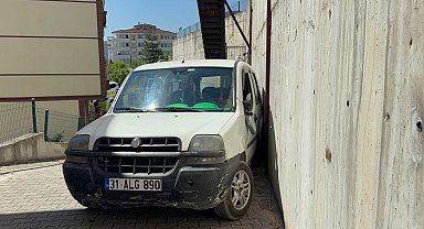 Aküsü biten aracı iterken canından oluyordu