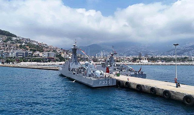 Alanya Limanı'nda savaş gemilerine yoğun ilgi