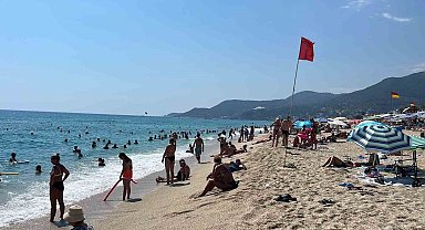 Alanya'da hava 32, deniz 26 dereceyi gördü, turistler sahillere akın etti