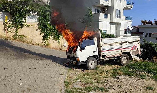 Alanya'da park halindeki kamyonette çıkan yangın söndürüldü