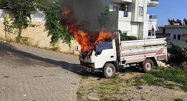 Alanya'da park halindeki kamyonette çıkan yangın söndürüldü