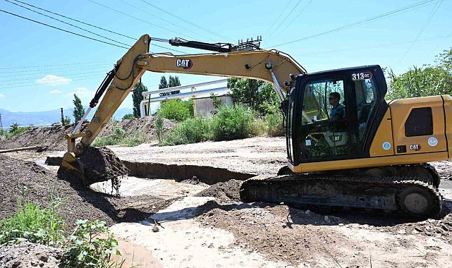 Alaşehir'de Zeytinçayı Deresi temizlendi, taşkın riskine önlem alındı