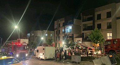 Alevlerin yükseldiği apartman dairesinde dumandan etkilenen 3 kişiyi itfaiye kurtardı