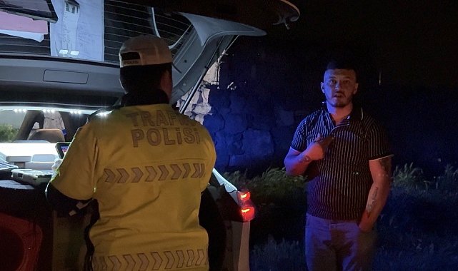 Alkollü sürücü merakına yenik düştü