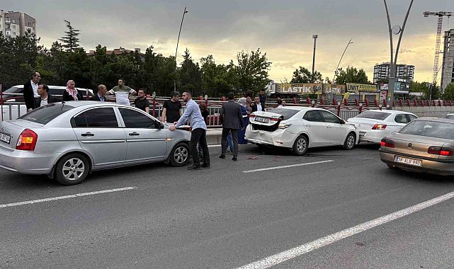 Alt geçit girişinde 4 otomobil çarpıştı: 2 yaralı