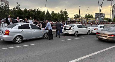 Alt geçit girişinde 4 otomobil çarpıştı: 2 yaralı