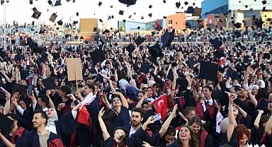 Anadolu Üniversitesi'nde mezuniyet coşkusu: 5 binden fazla öğrenci kep attı
