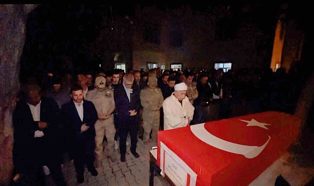 Ankara'dan getirilen gazi Mirza Keskin'in naaşı, Yüksekova'da düzenlenen törenle toprağa verildi