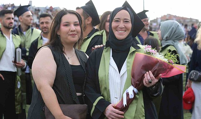 Anne-kızın üniversite yolculuğu mezuniyetle taçlandı