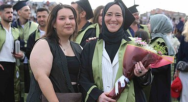 Anne-kızın üniversite yolculuğu mezuniyetle taçlandı