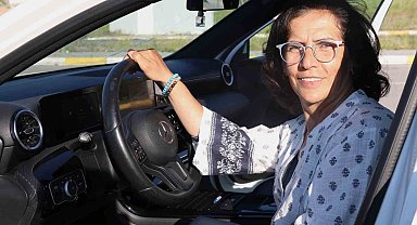 Annesinin mezarını ziyaret edebilmek için 56 yaşında ehliyet aldı, sevincini Kafkas dansıyla kutladı
