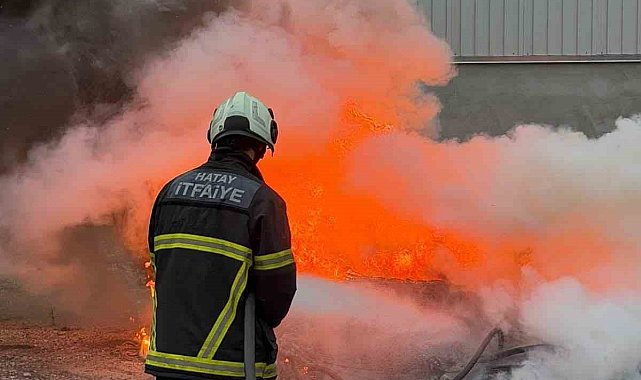 Antakya'da hurdalıktan alevler yükseldi