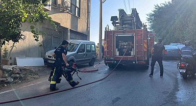 Antalya'da 3 katlı binanın zemin katında çıkan yangın korkuttu