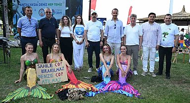 Antalya'da 'deniz kızları' eşliğinde dip temizliği