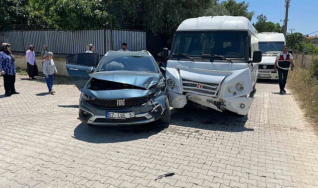 Antalya'da okul servisi otomobille çarpıştı: 7'si anaokulu öğrencisi 9 yaralı