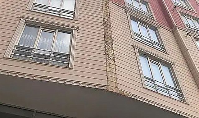 Apartmanın dış cephe kaplaması otomobilin üzerine düştü