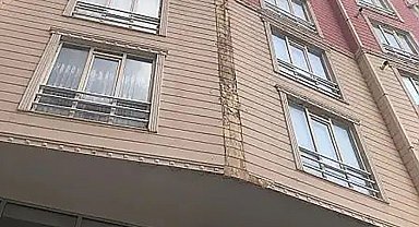 Apartmanın dış cephe kaplaması otomobilin üzerine düştü