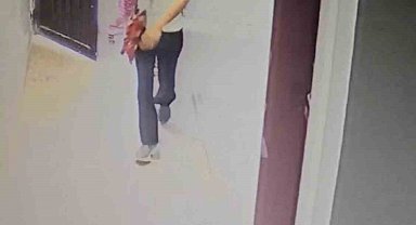 Apartmanın giriş kapısını zorlayan iki şüpheli kamerada