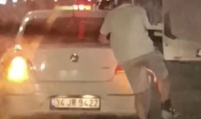 Aracın arkasına tutunarak ilerleyen patenli gencin tehlikeli yolculuğu kameraya yansıdı