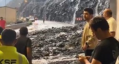 Aracının sileceği arızalandı, sileceği düzeltmek için durdu, saniyeler sonra heyelan oldu