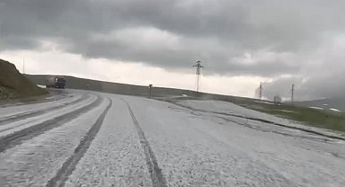 Ardahan'da dolu yağışı yolu beyaza bürüdü
