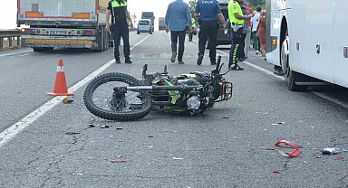 Arızalanan otobüse çarpan motosiklet sürücüsü, otomobilin çarpması sonucu can verdi