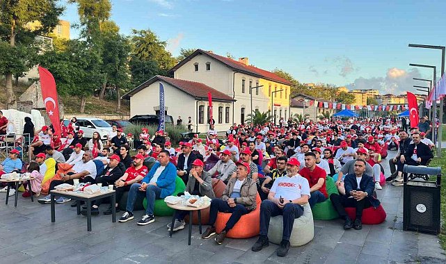 Arnavutköy'de binlerce kişi milli maç heyecanını dev ekranlarda yaşadı