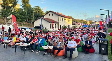 Arnavutköy'de binlerce kişi milli maç heyecanını dev ekranlarda yaşadı