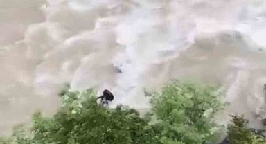 Artvin'de bir otomobil Çoruh Nehri'ne düştü; baba ile oğlu aranıyor