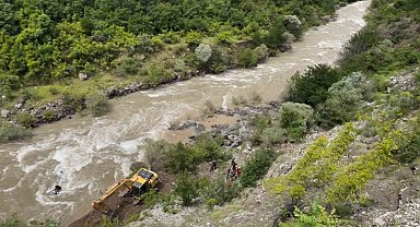 Artvin'de dereye düşen aracı sudan çıkartmak ve baba ile oğlunu bulmak için çalışmalar sürüyor