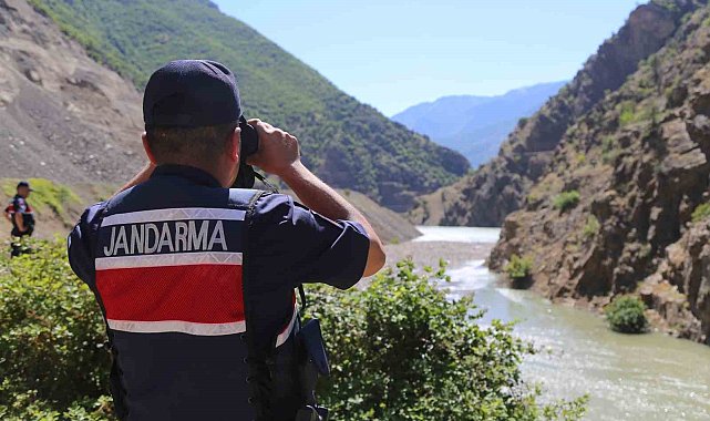 Artvin'in Şavşat Deresi'nde kayıp baba ve oğlunu arama çalışmaları sürüyor