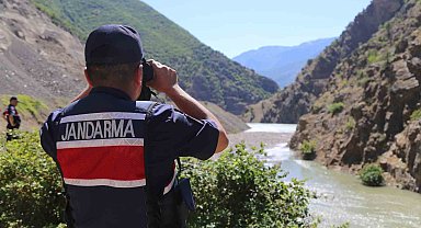 Artvin'in Şavşat Deresi'nde kayıp baba ve oğlunu arama çalışmaları sürüyor