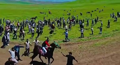 Asırlık at yarışında tepki toplayan anlar