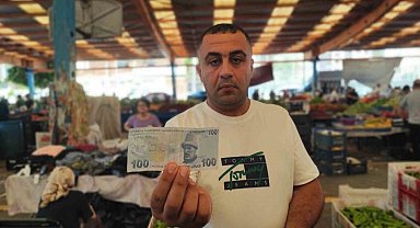 Aşkını paralara yazıp pazarda dağıttı