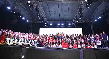 Atakum Belediyesi Halk Oyunları Şenliği sahilde yöresel rüzgarlar estirdi