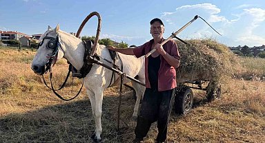 Atıyla doğaya çıkıp küçükbaş hayvanları için tırpanla ot biçiyor