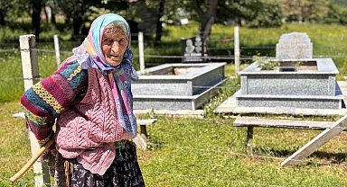 Ayağında kara lastik, elinde baston: Eşi ve oğlunun mezarından ayrılmıyor