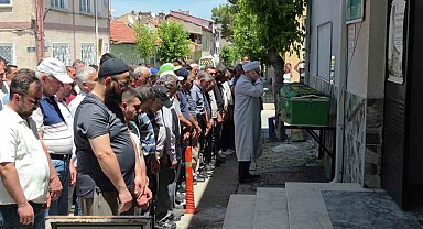 Ayşe teyze aracın altında kaldığı sokaktan son yolculuğuna uğurlandı