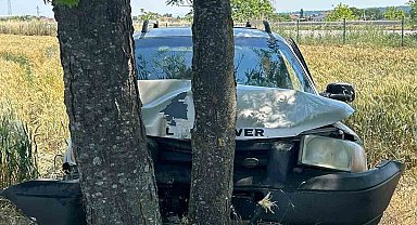 Babaeski'de ağaçlara çarpan otomobilin sürücüsü yaralandı