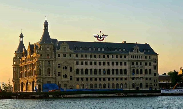 Bakan Ersoy: "Haydarpaşa, yıllar sonra yeniden tarihi silüetteki yerini almaya başladı"